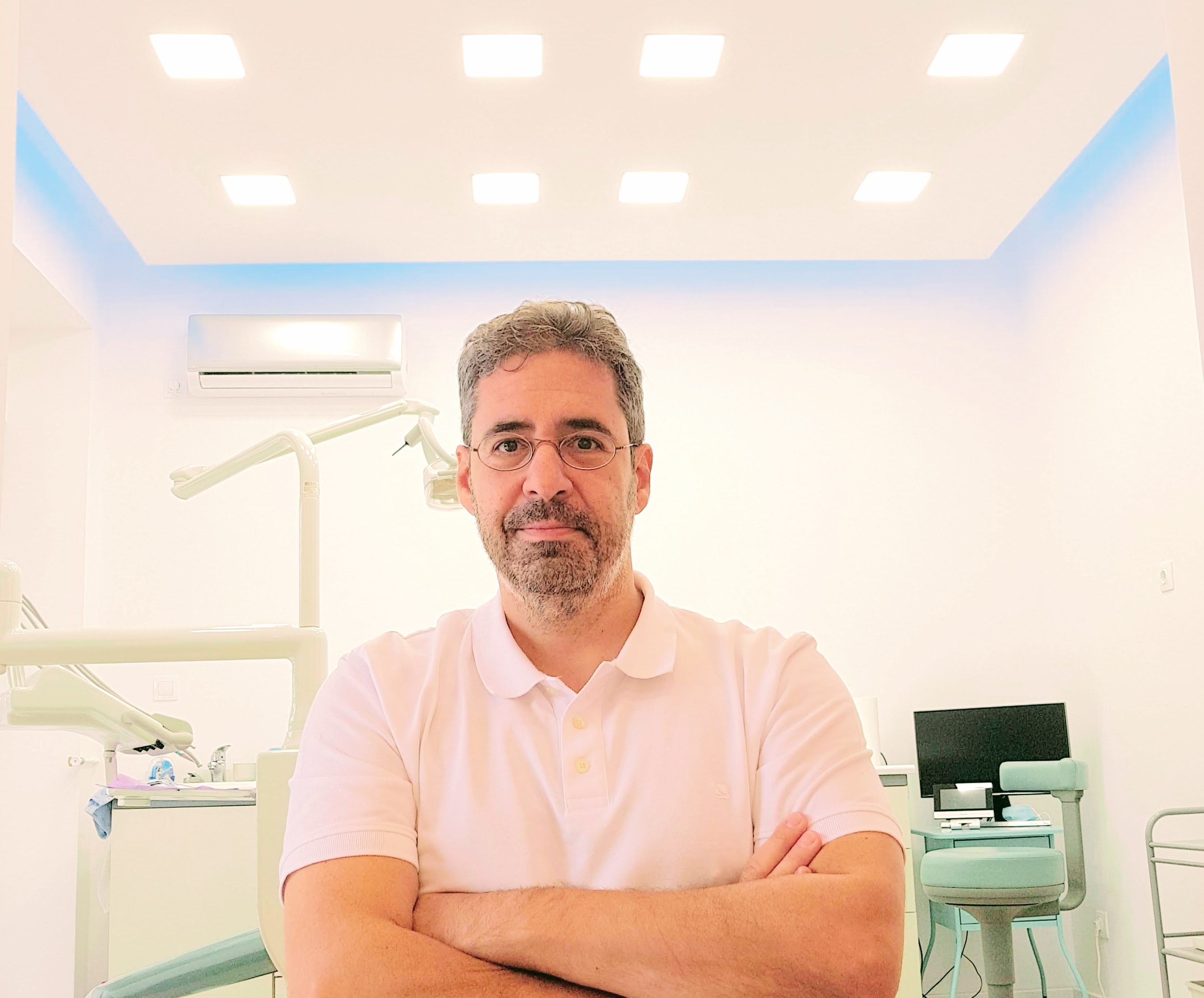 Ο ιατρός Άγγελος Μοσχόπουλος στο οδοντιατρείο του στο Παλαιό Φάληρο
